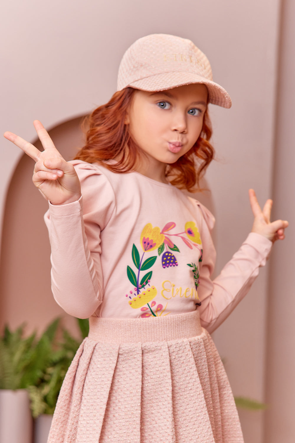 Pink t-shirt with floral print and puffed sleeves