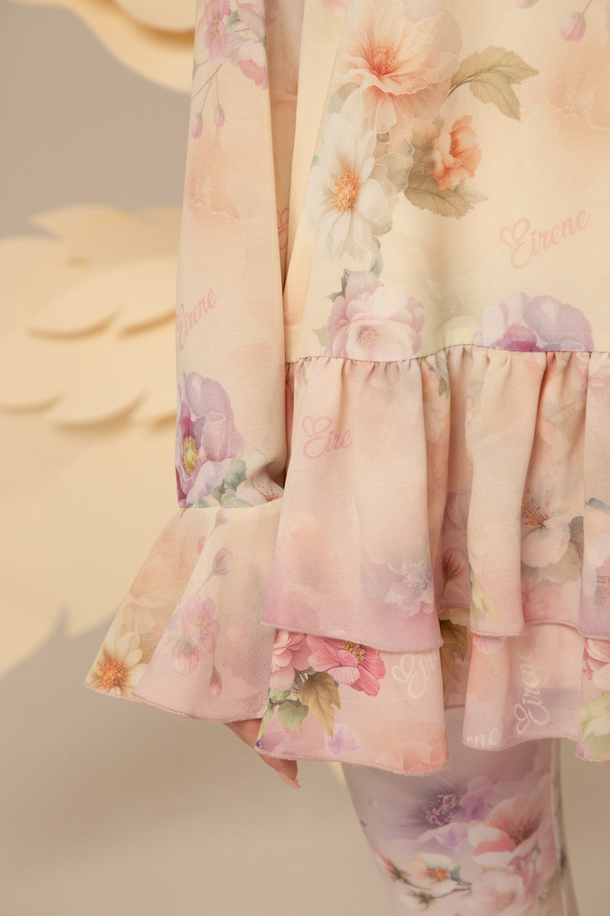 Detail of the flounced hem