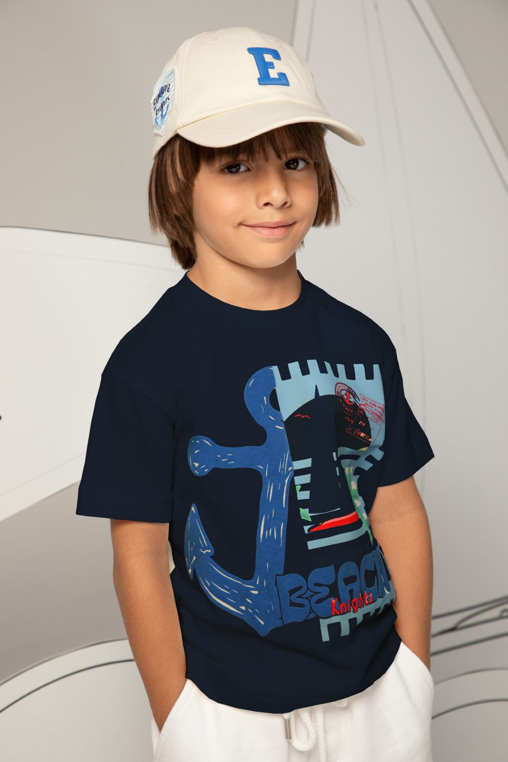 تيشيرت كحلي اللون مطبوع عليه مرساة وبطاقة بريدية