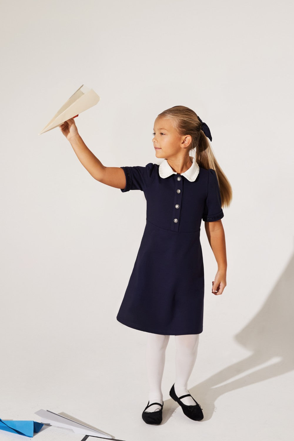Blue woven punto short-sleeve dress with white collar and flower details for girls.
