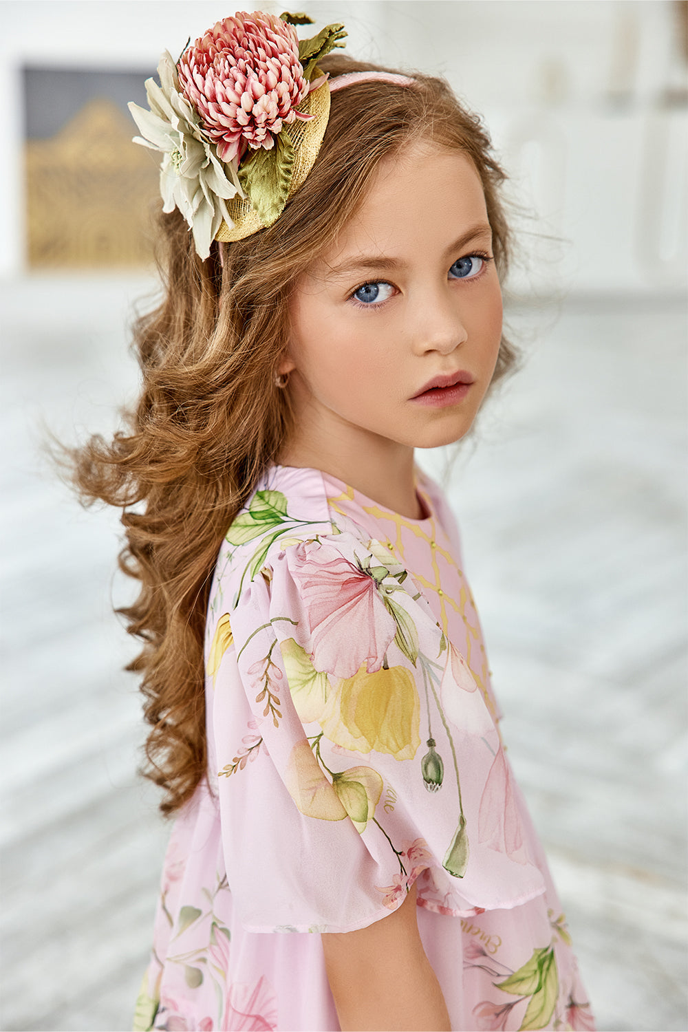 فستان شيفون وردي مزهر مع كريستالات صفراء وقميص مزين باللونين الأصفر والوردي