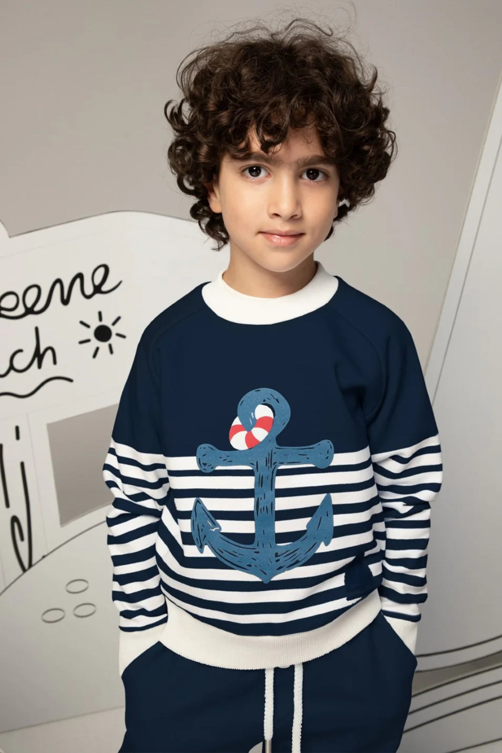 سترة رياضية زرقاء داكنة مع شعار أبيض