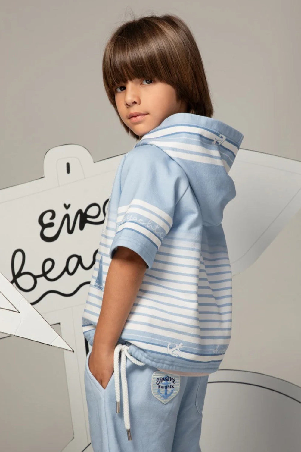 هودي مخطط بأكمام قصيرة باللون الأزرق الفاتح مزين بطبعة قارب شراعي وشعار إيرين نايتس