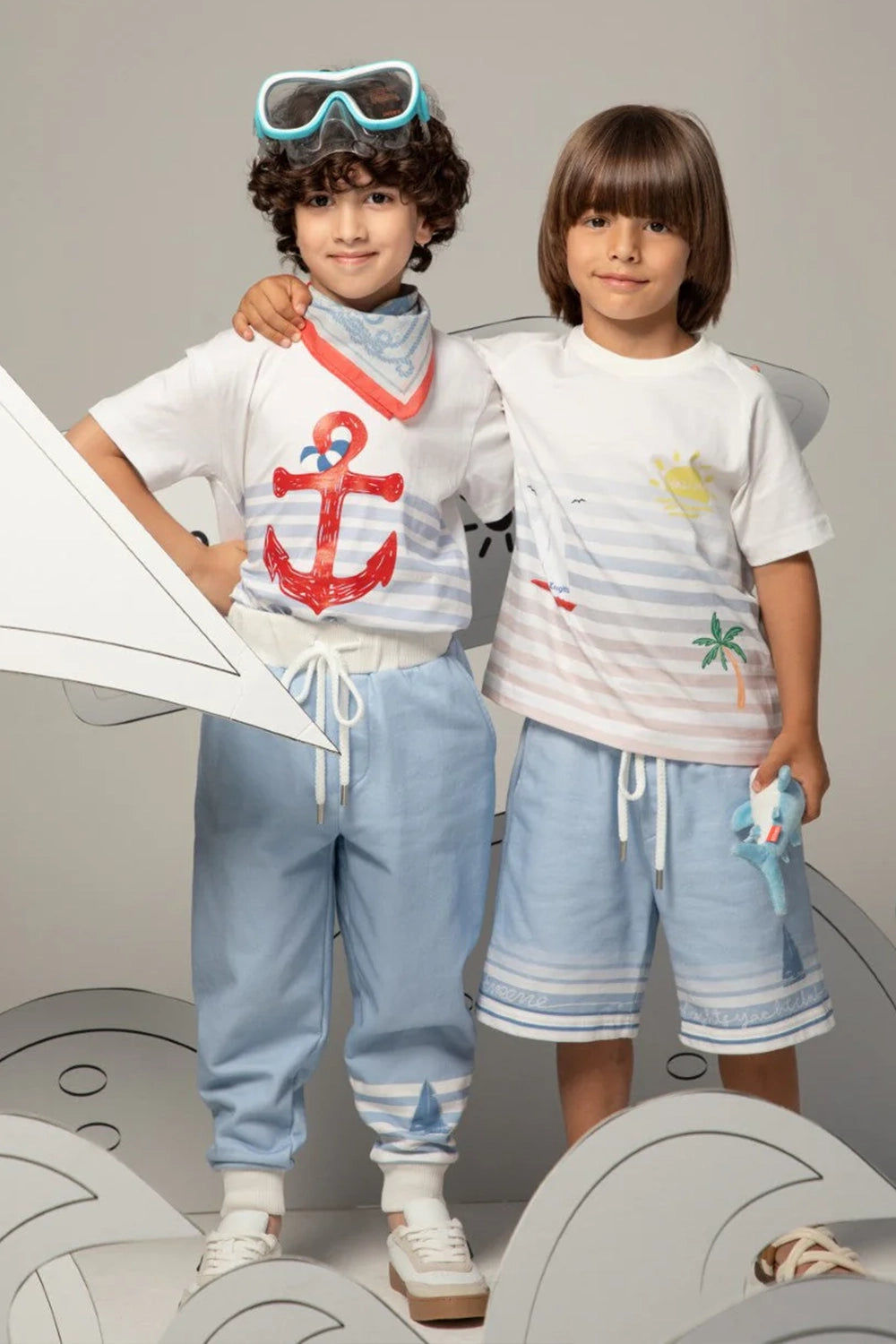 شورت أزرق فاتح برباط وطبعة مخططة