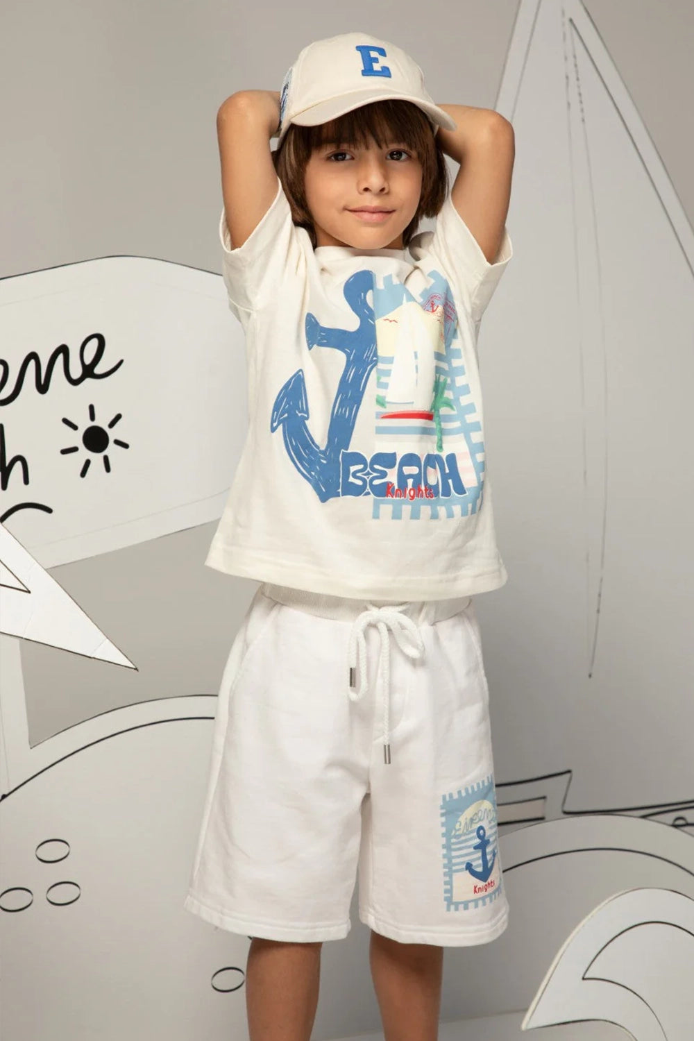 شورت أبيض كريمي برباط، مزين بطبعة مرساة وشعار خلفي