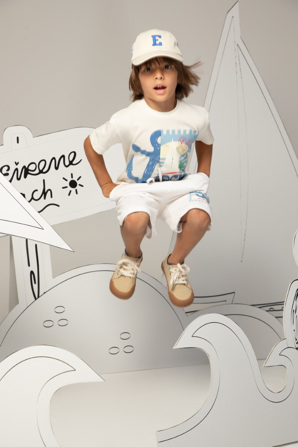 تيشيرت أبيض مائل للبيج مزين بطبعة مرساة وبطاقة بريدية