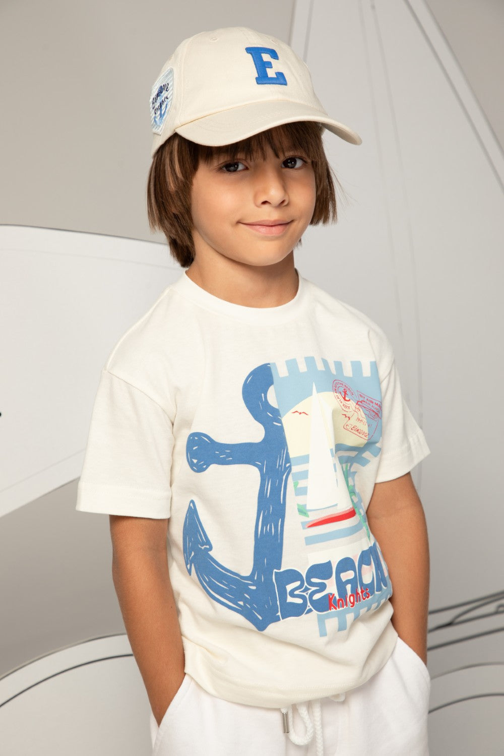 تيشيرت أبيض مائل للبيج مزين بطبعة مرساة وبطاقة بريدية