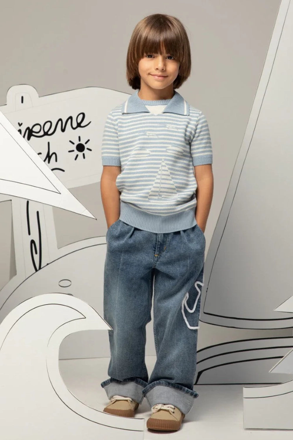 بنطال جينز بقصة مريحة مع أطراف مطوية وتفاصيل مرساة على الساق