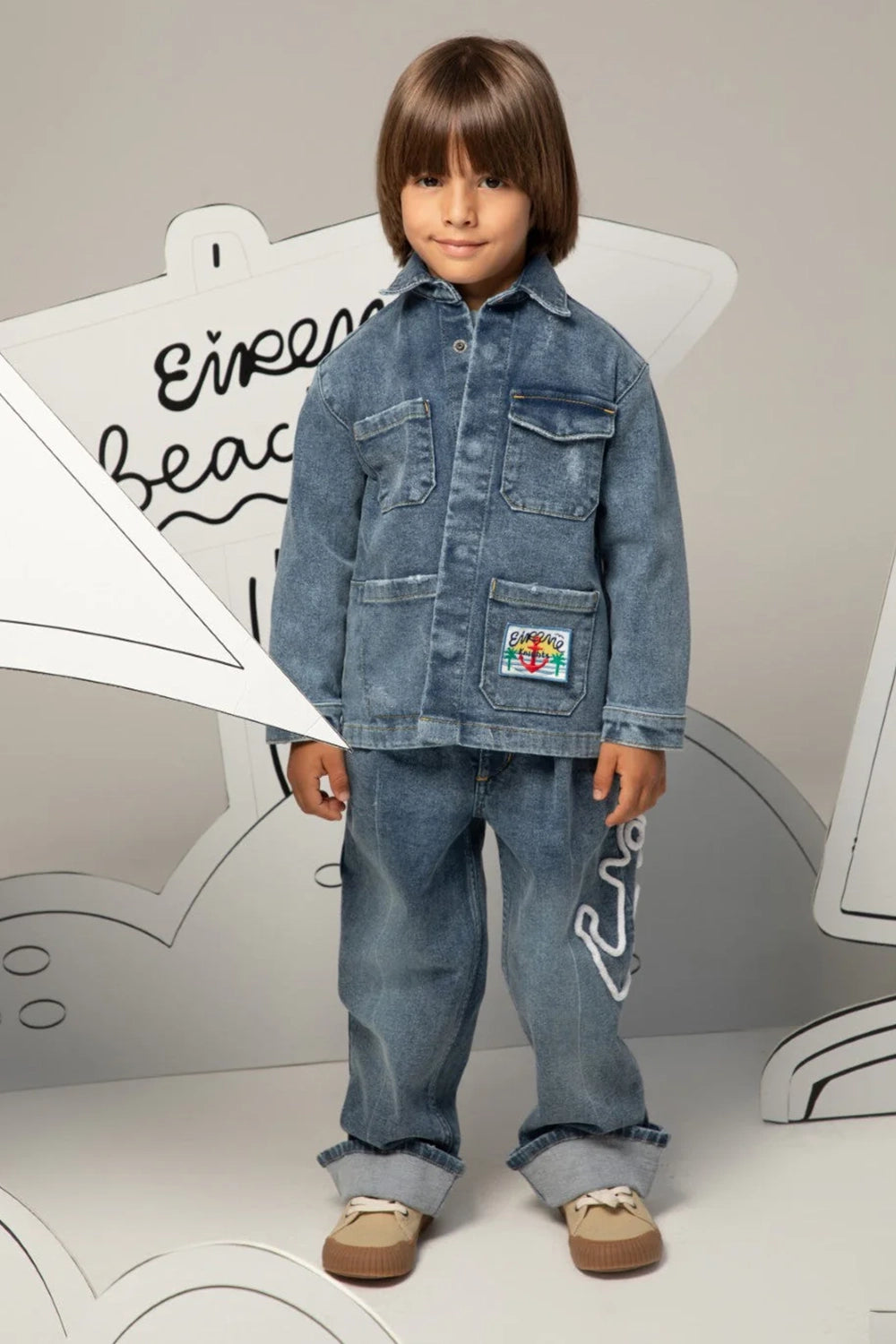 بنطال جينز بقصة مريحة مع أطراف مطوية وتفاصيل مرساة على الساق