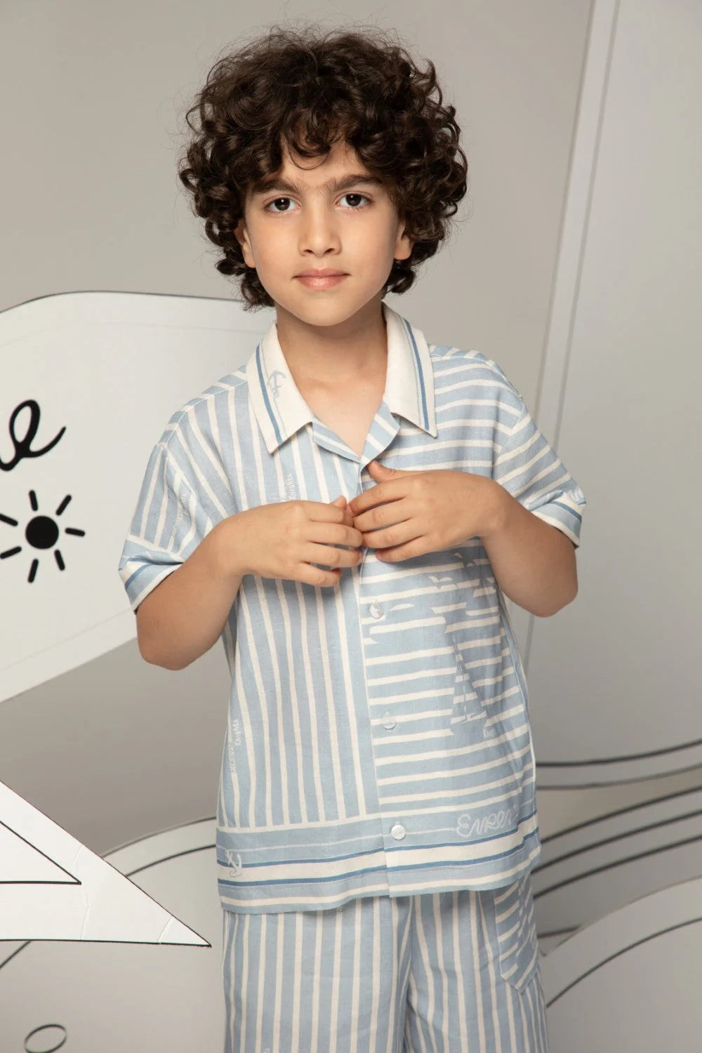 Knee-length linen shorts with a relaxed fit and stripe pattern