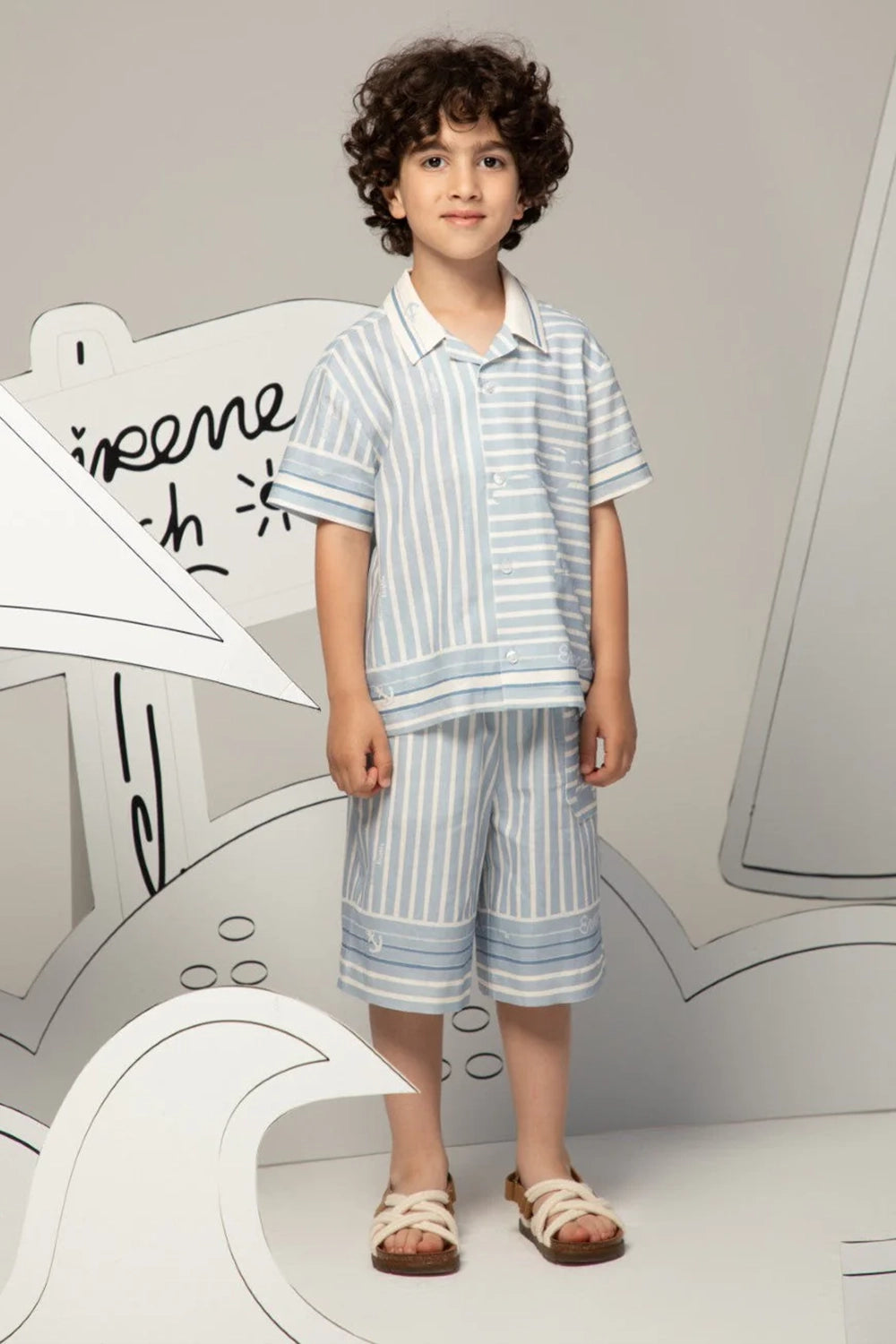 شورت كتان بطول الركبة بقصة مريحة ونقشة مخططة