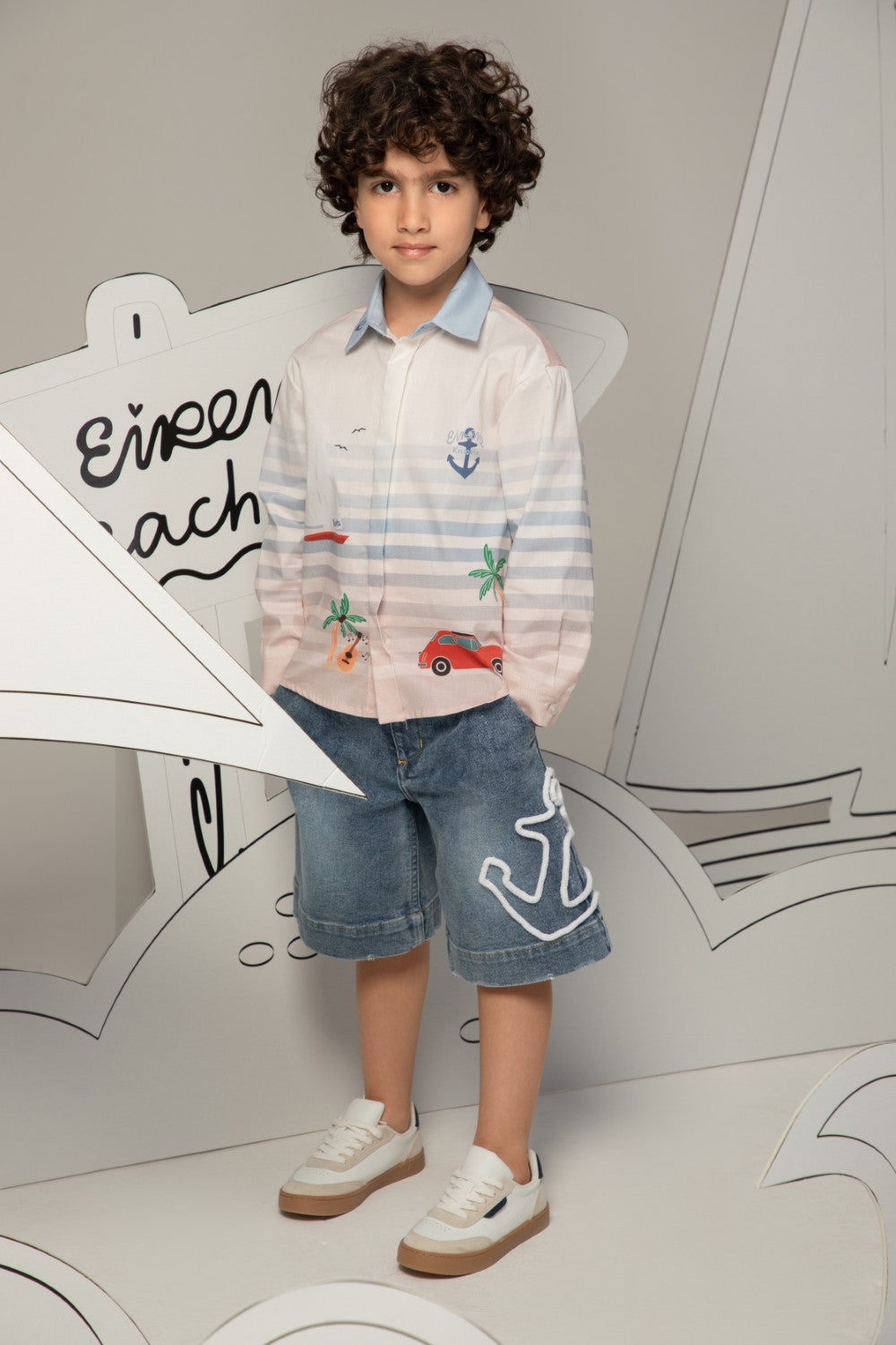 Denim shorts with with a relax fit and a bold white rope anchor