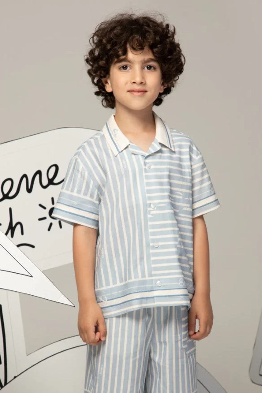 قميص كتان مخطط بياقة كلاسيكية وأكمام قصيرة