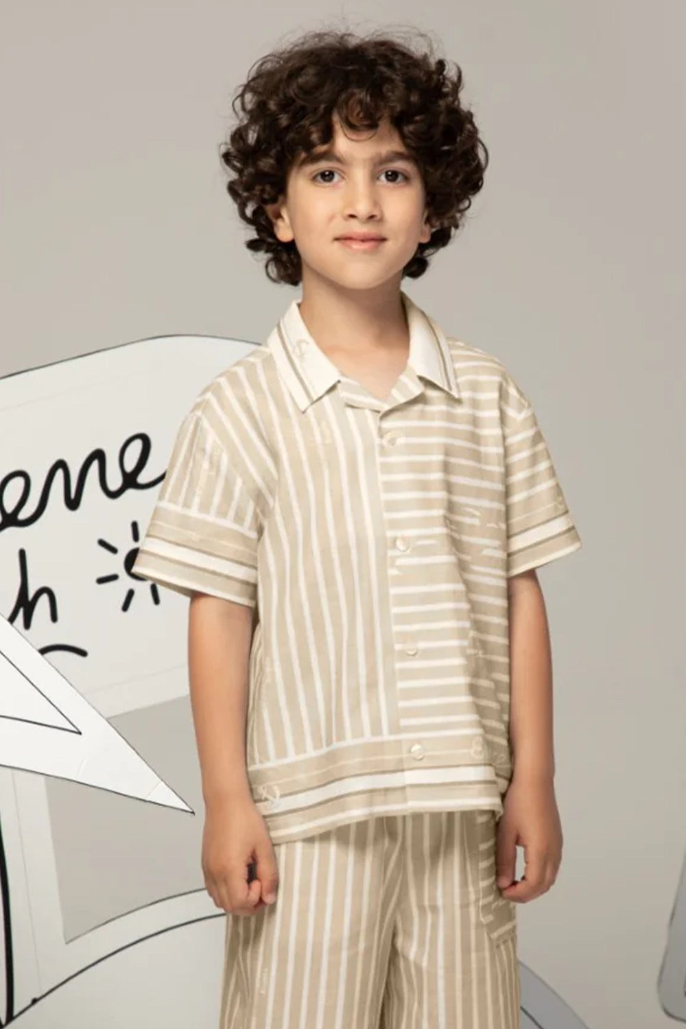 قميص من الكتان بياقة كلاسيكية