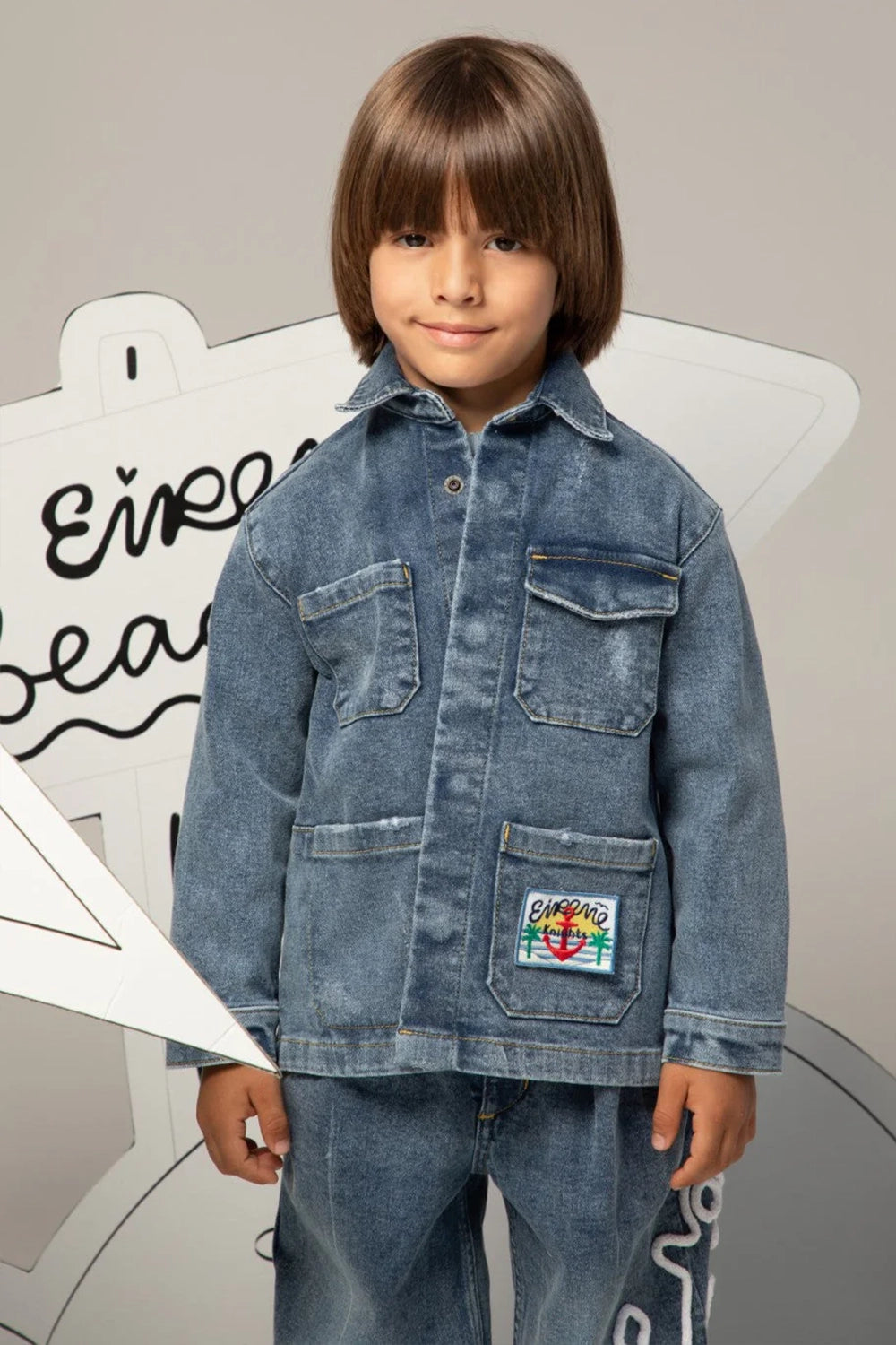 جاكيت جينز بياقة كلاسيكية، وجيوب بغطاء، ورقعة مطرزة ملونة في الأمام