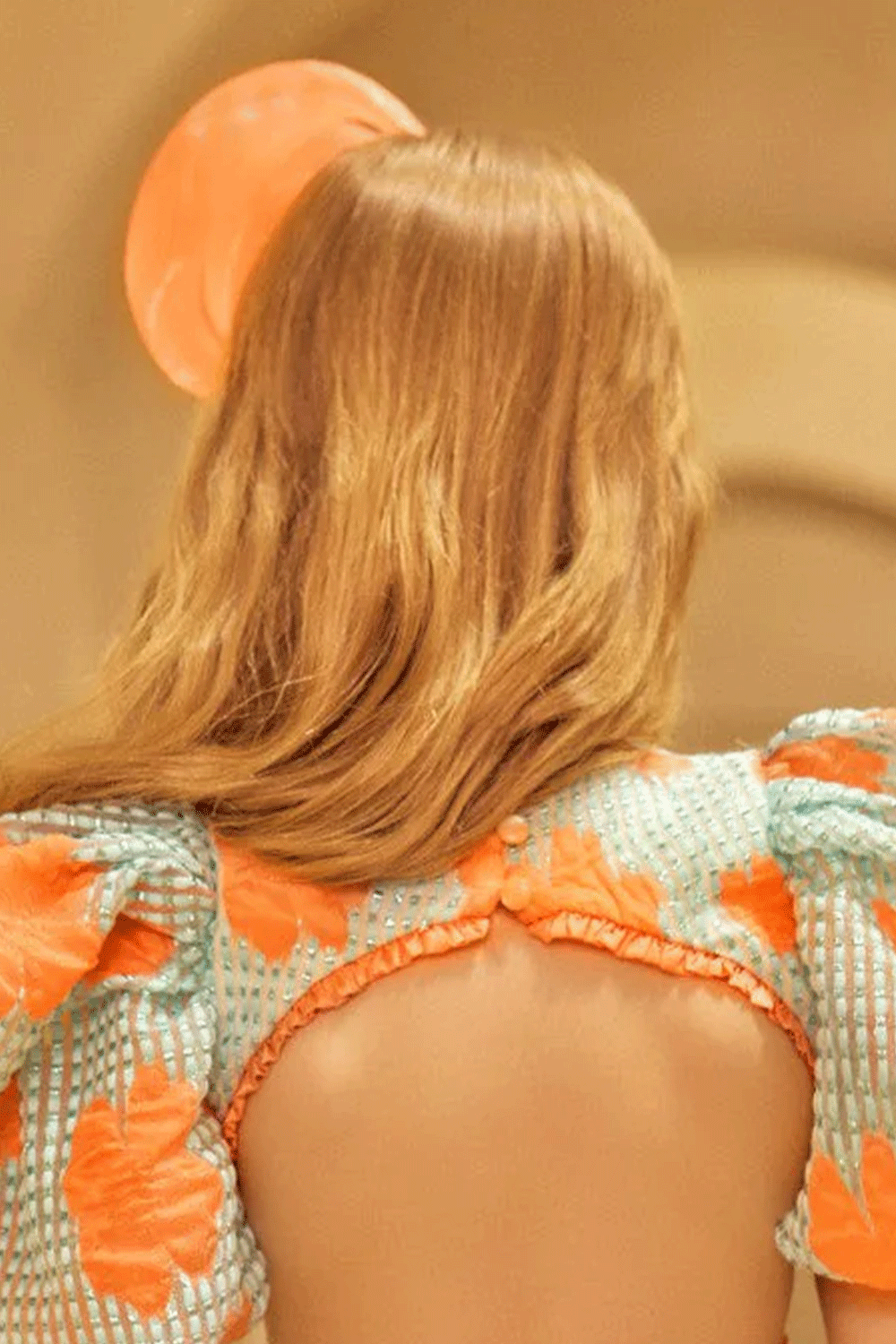 Bold mesh hairband with a sculpted coral swirl design