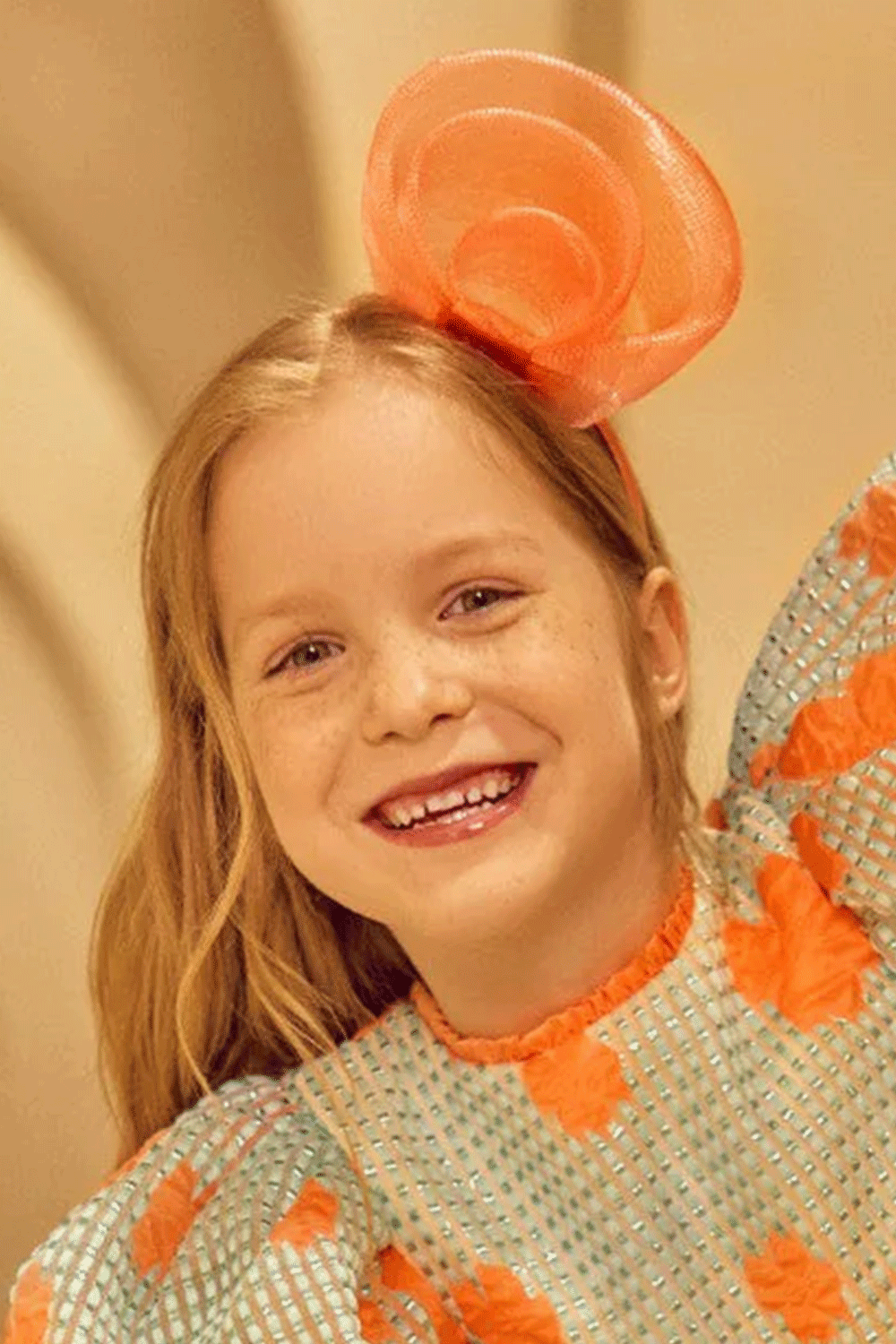 Bold mesh hairband with a sculpted coral swirl design