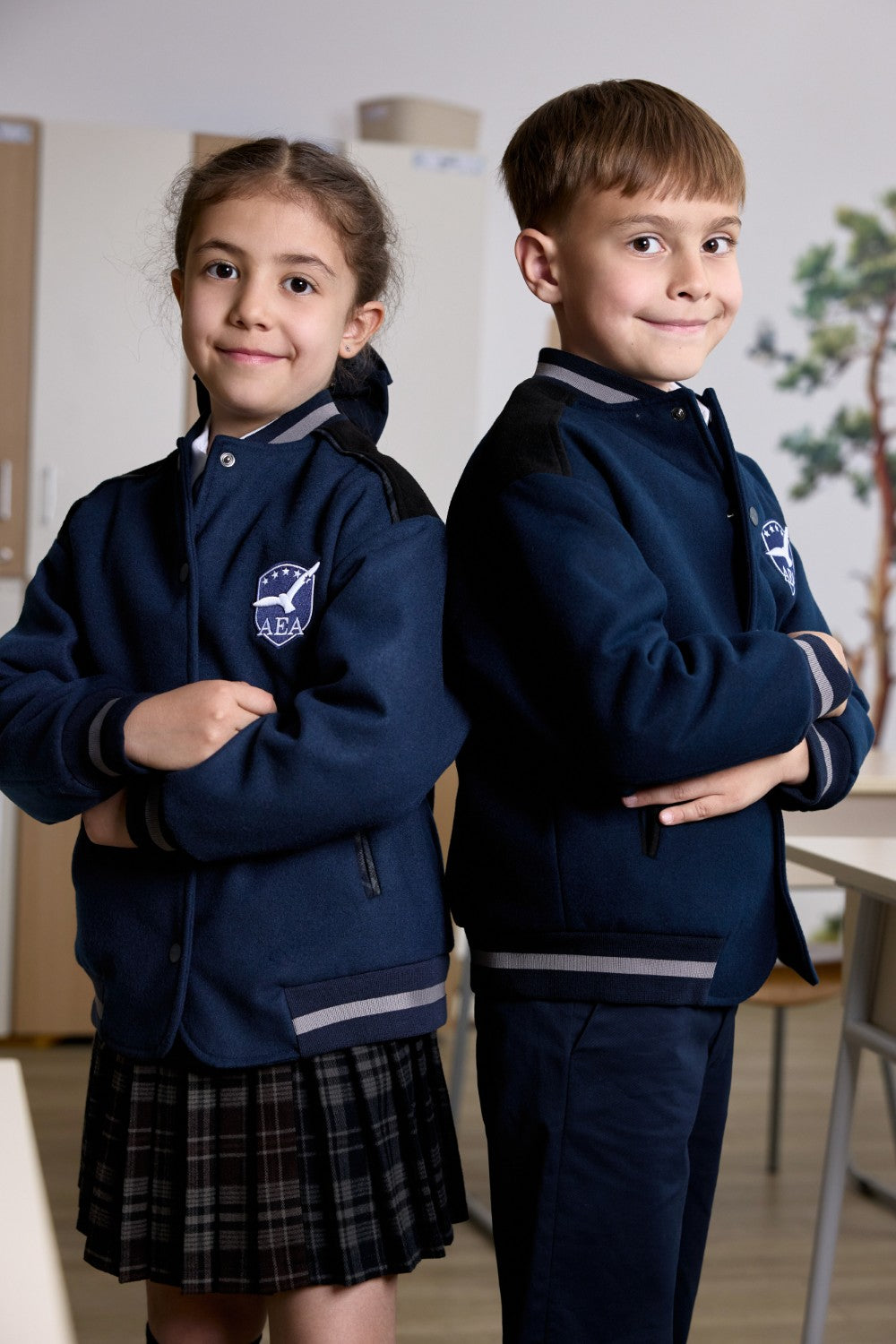 تيشيرت كحلي اللون مطبوع عليه مرساة وبطاقة بريدية