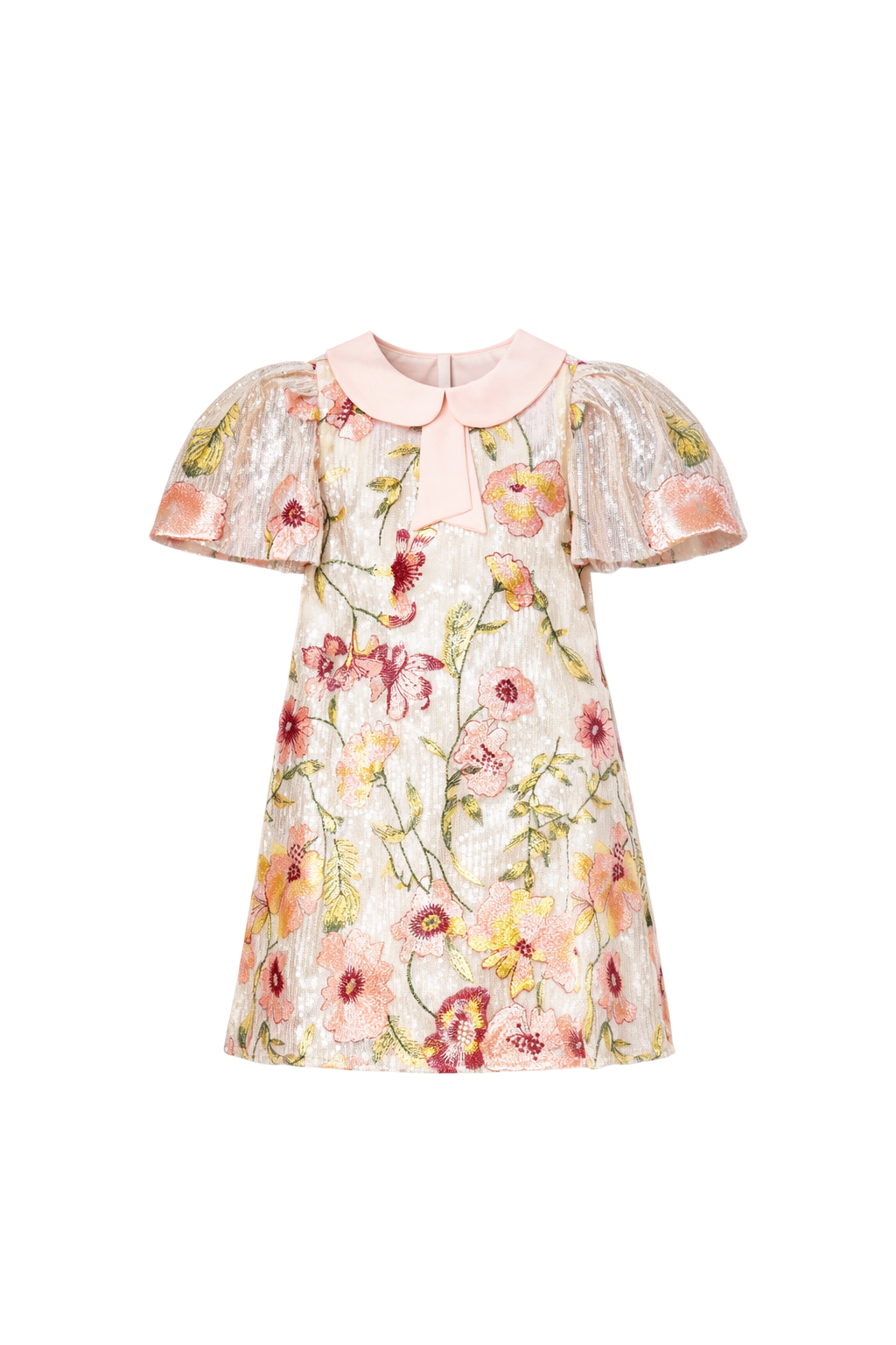 فستان عاجي اللون مزين بالترتر ومطرز بالزهور، وأكمام معدنية مطوية، وياقة بيتر بان وردية ناعمة مزينة بفيونكة.