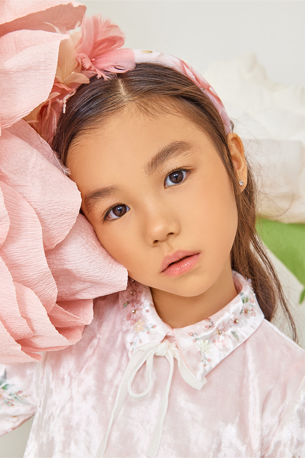 Floral print hairband with yellow and pink feathers