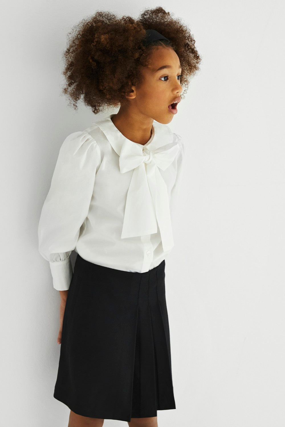 Shirt with puffed sleeves and removable bow
