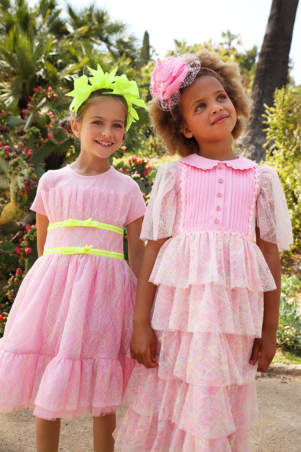 فستان من الدانتيل الناعم باللون الوردي والأخضر/الأصفر مع تفاصيل أمامية وياقة من القطن الوردي