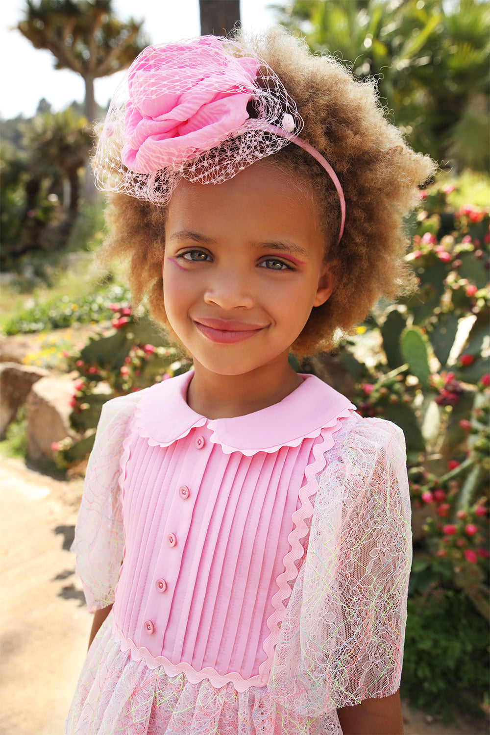 فستان من الدانتيل الناعم باللون الوردي والأخضر/الأصفر مع تفاصيل أمامية وياقة من القطن الوردي