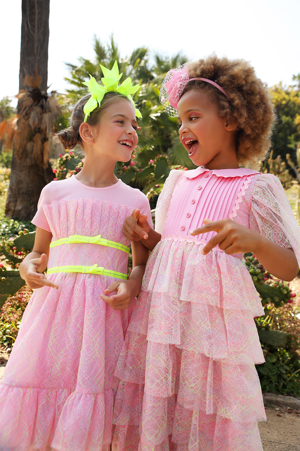 فستان من الدانتيل الناعم باللون الوردي والأخضر/الأصفر مع تفاصيل أمامية وياقة من القطن الوردي