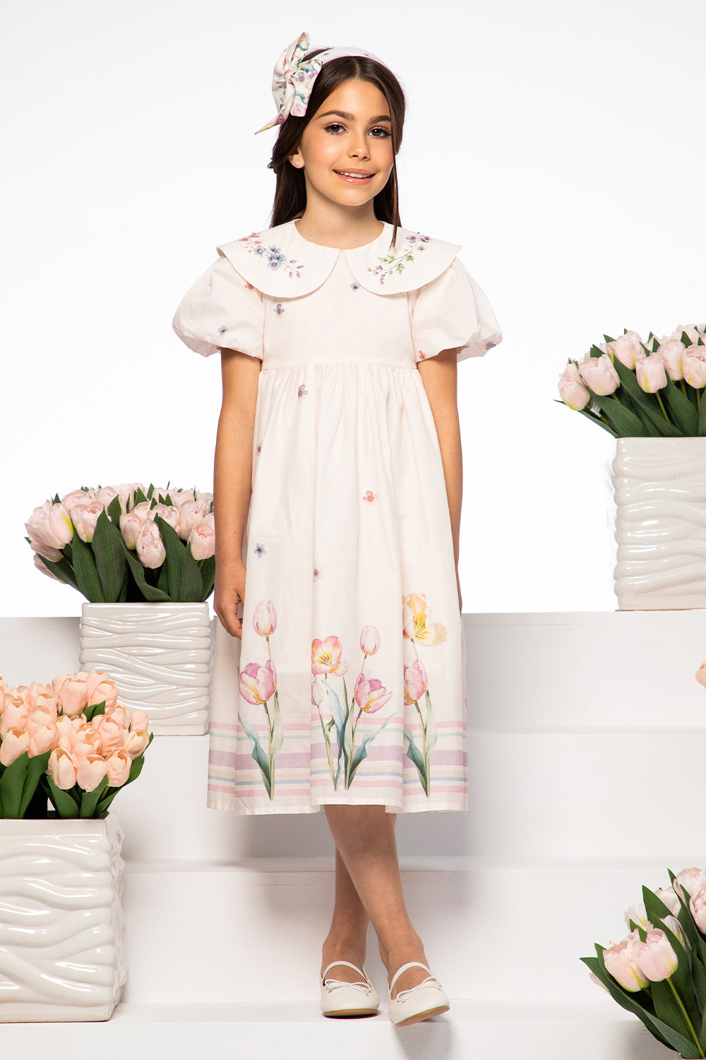 فستان من القطن الساتان باللون الأبيض العاجي مع طبعة زهرة التوليب وياقة مزخرفة يدويًا