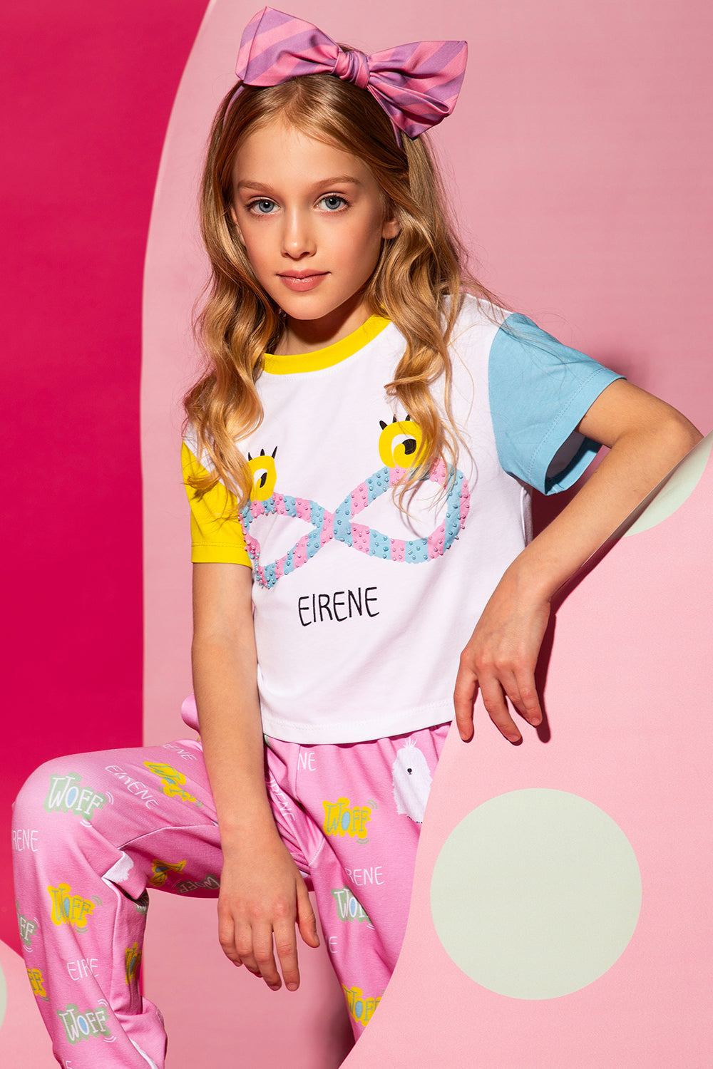 White, yellow and blue t-shirt