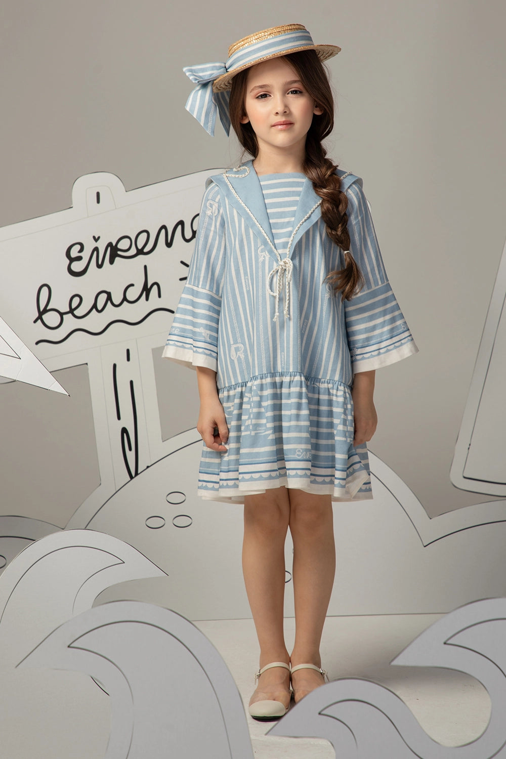 فستان كتان أزرق فاتح بياقة بحرية ونقشة مخططة