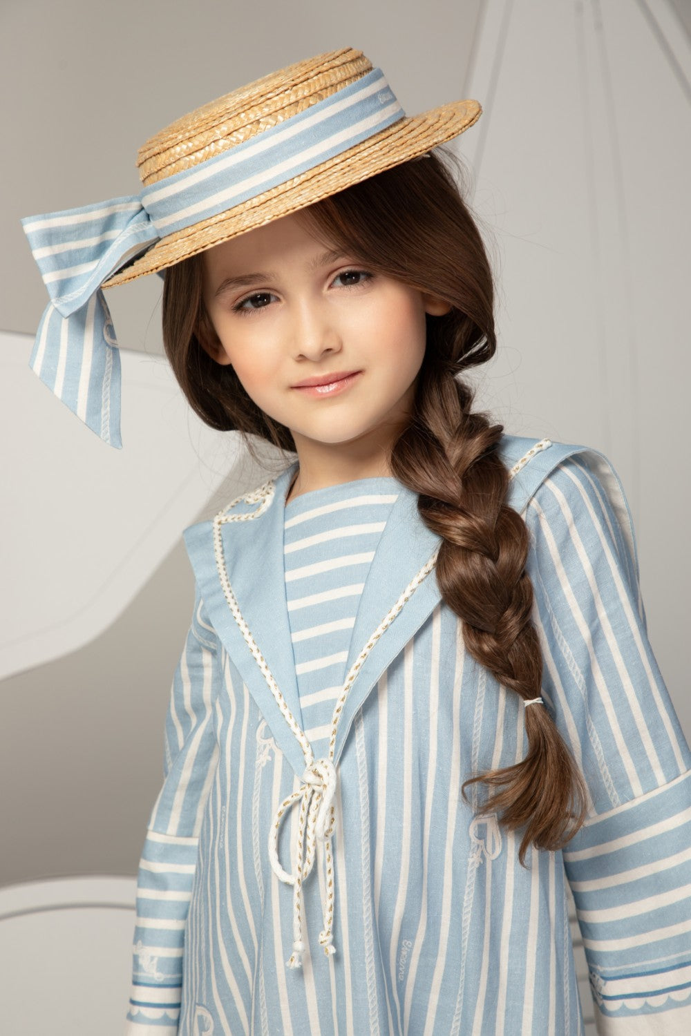 فستان كتان أزرق فاتح بياقة بحرية ونقشة مخططة