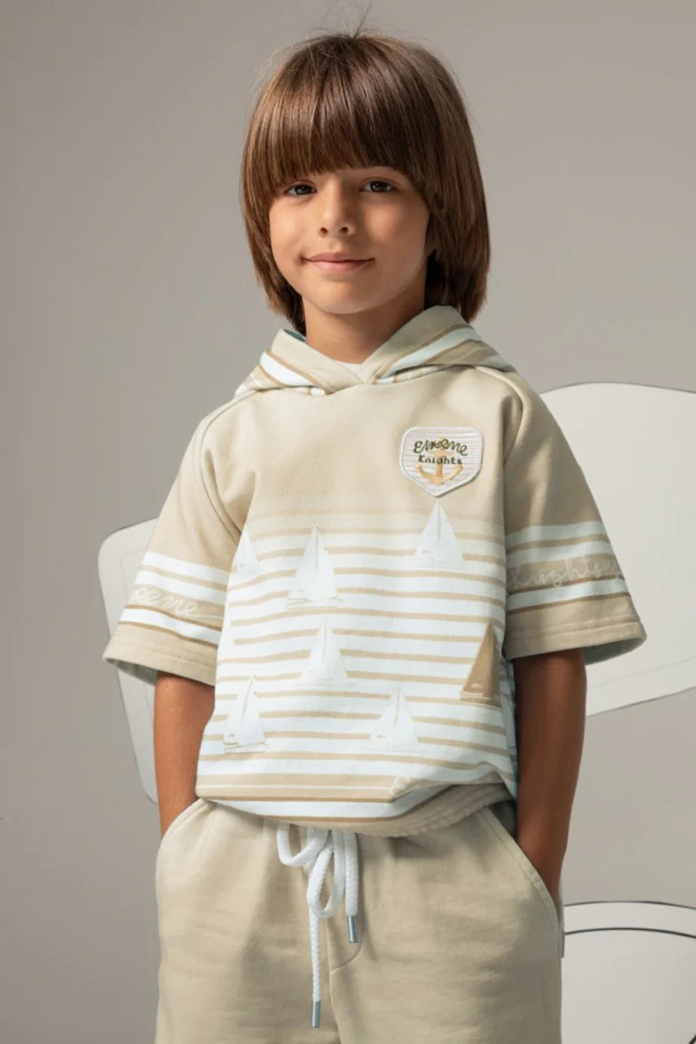 هودي مخطط بيج قصير الأكمام بنقشة قارب شراعي