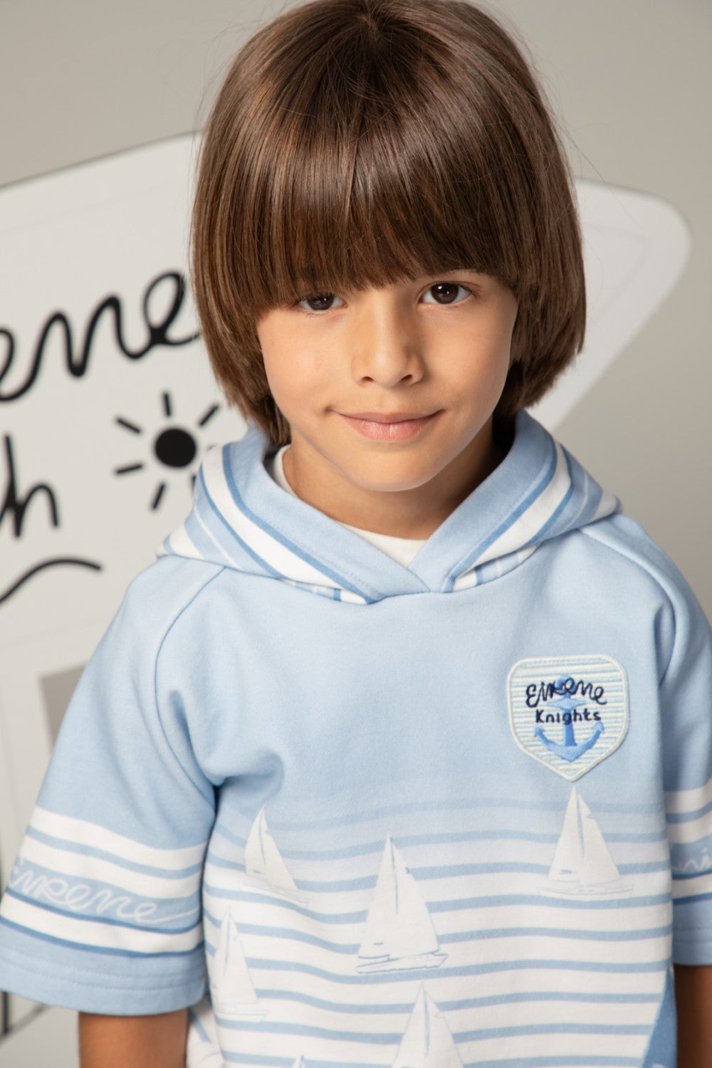 هودي مخطط بأكمام قصيرة باللون الأزرق الفاتح مزين بطبعة قارب شراعي وشعار إيرين نايتس