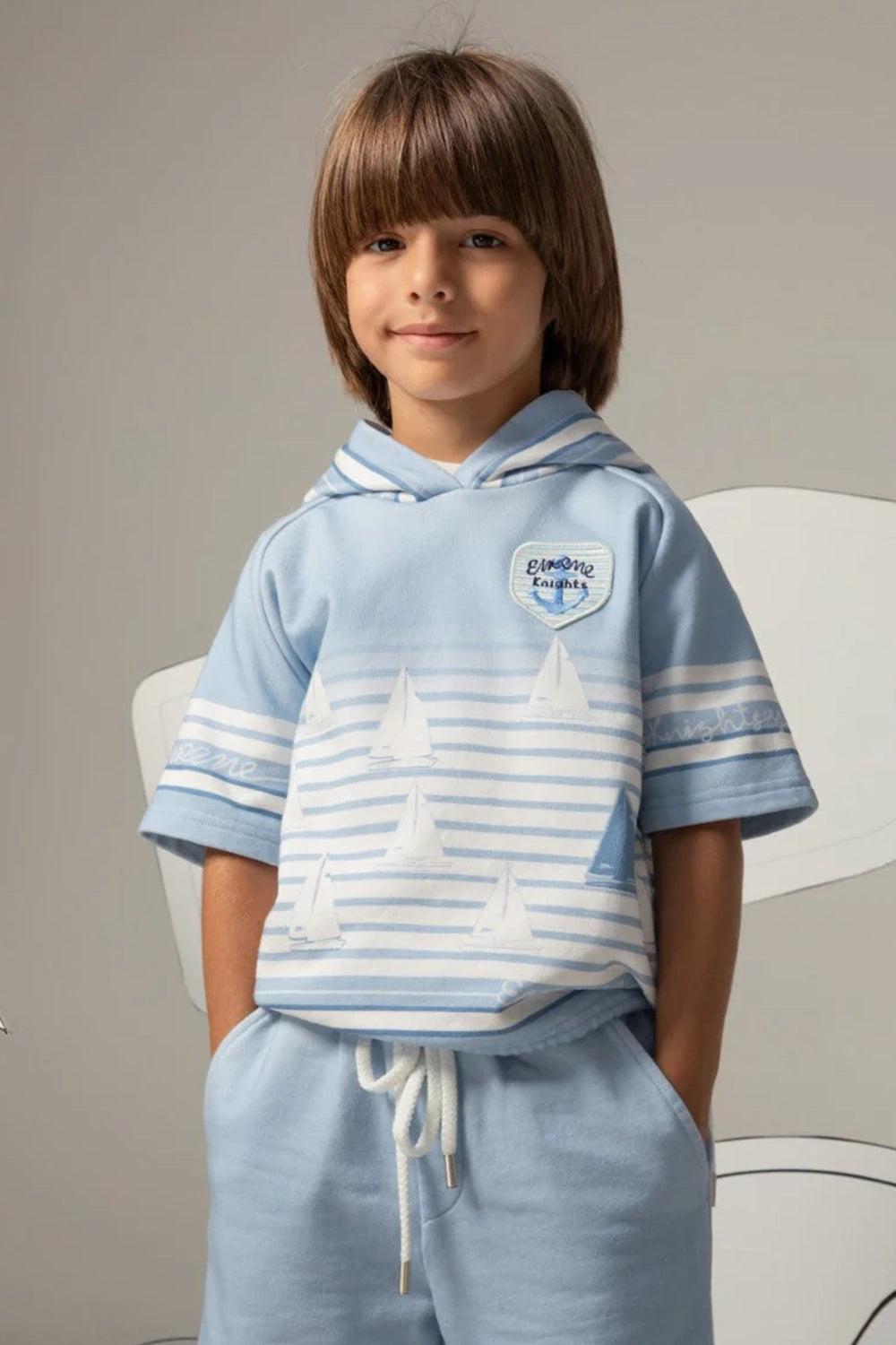 هودي مخطط بأكمام قصيرة باللون الأزرق الفاتح مزين بطبعة قارب شراعي وشعار إيرين نايتس