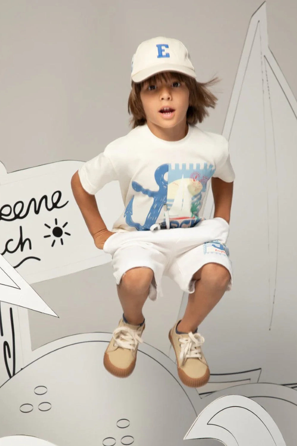 شورت أبيض كريمي برباط، مزين بطبعة مرساة وشعار خلفي