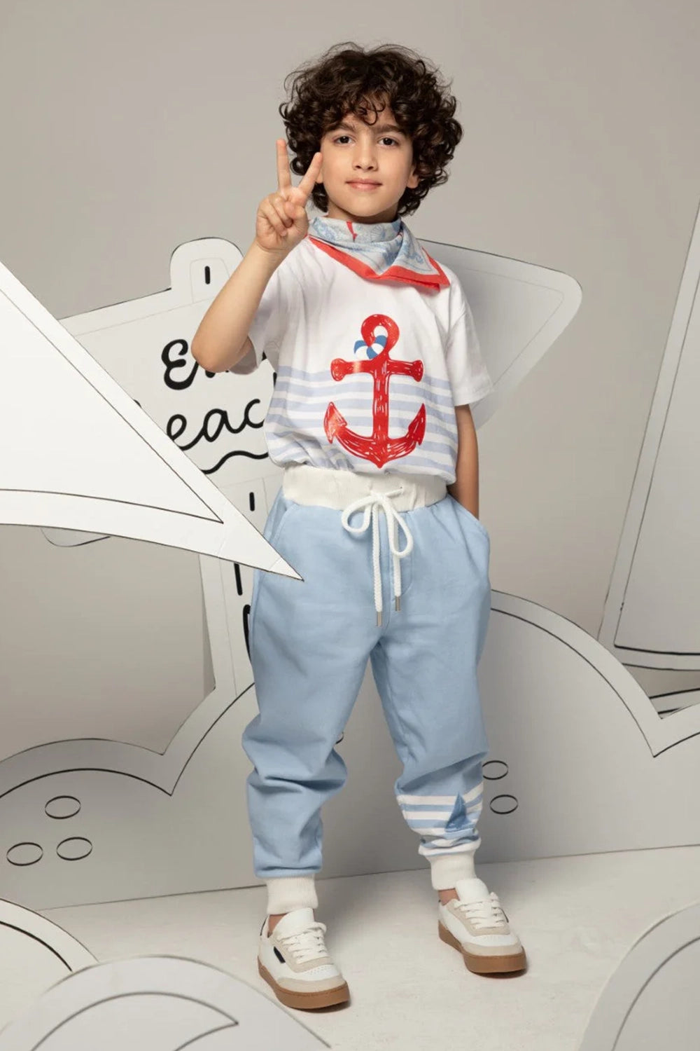 بنطال أزرق فاتح بأساور مخططة باللون الأبيض ونقش صغير لقارب شراعي على الساق