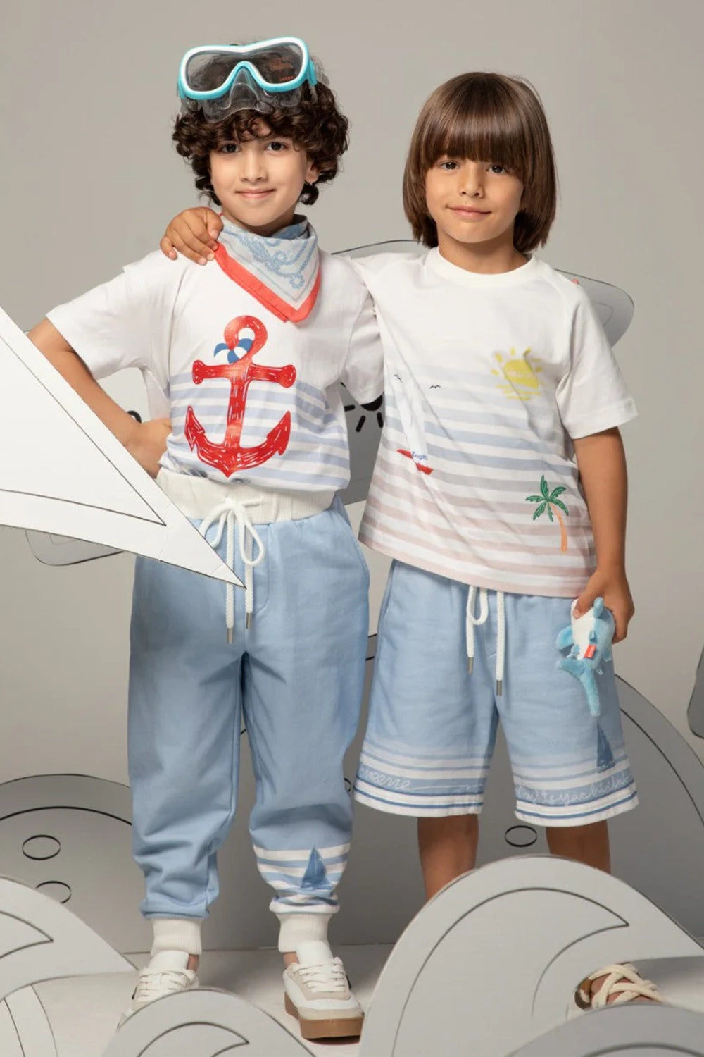 بنطال أزرق فاتح بأساور مخططة باللون الأبيض ونقش صغير لقارب شراعي على الساق