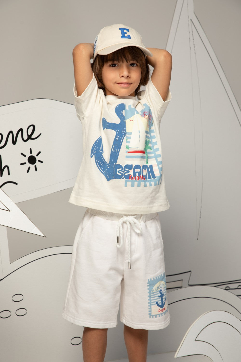 تيشيرت أبيض مائل للبيج مزين بطبعة مرساة وبطاقة بريدية