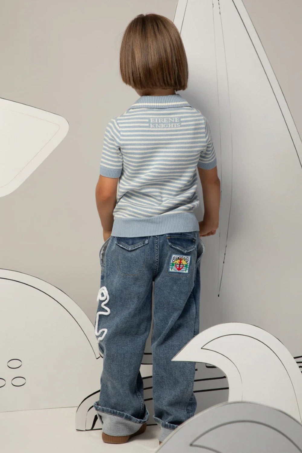 بنطال جينز بقصة مريحة مع أطراف مطوية وتفاصيل مرساة على الساق