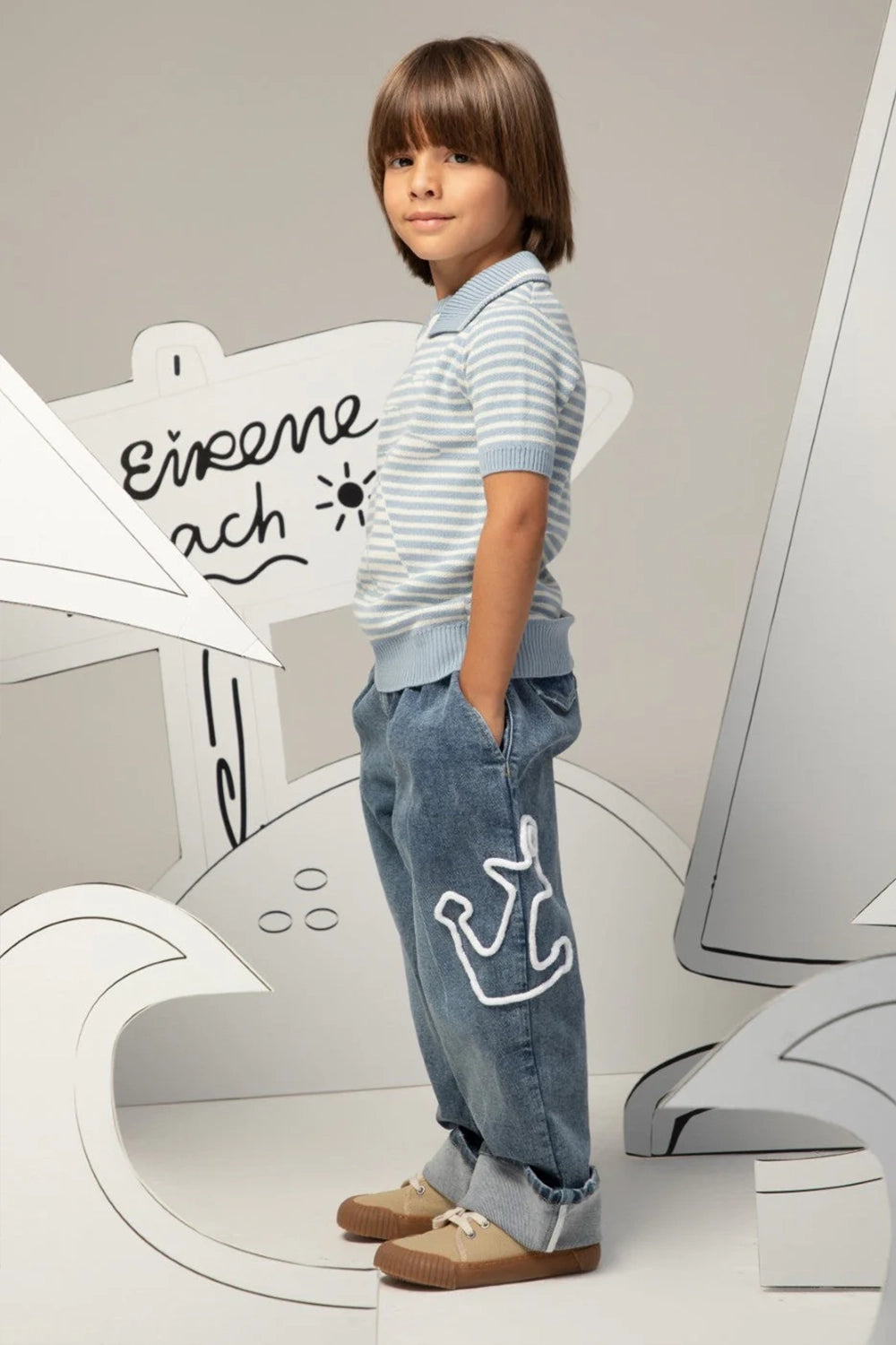 بنطال جينز بقصة مريحة مع أطراف مطوية وتفاصيل مرساة على الساق