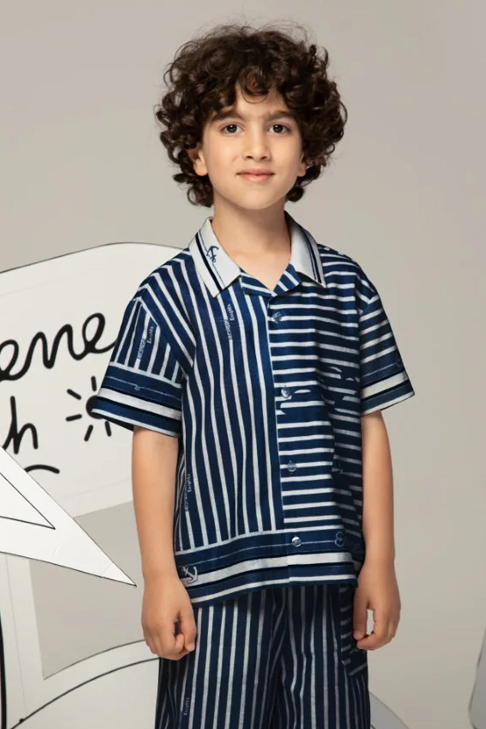 قميص كتان كحلي اللون بياقة كلاسيكية وأكمام قصيرة