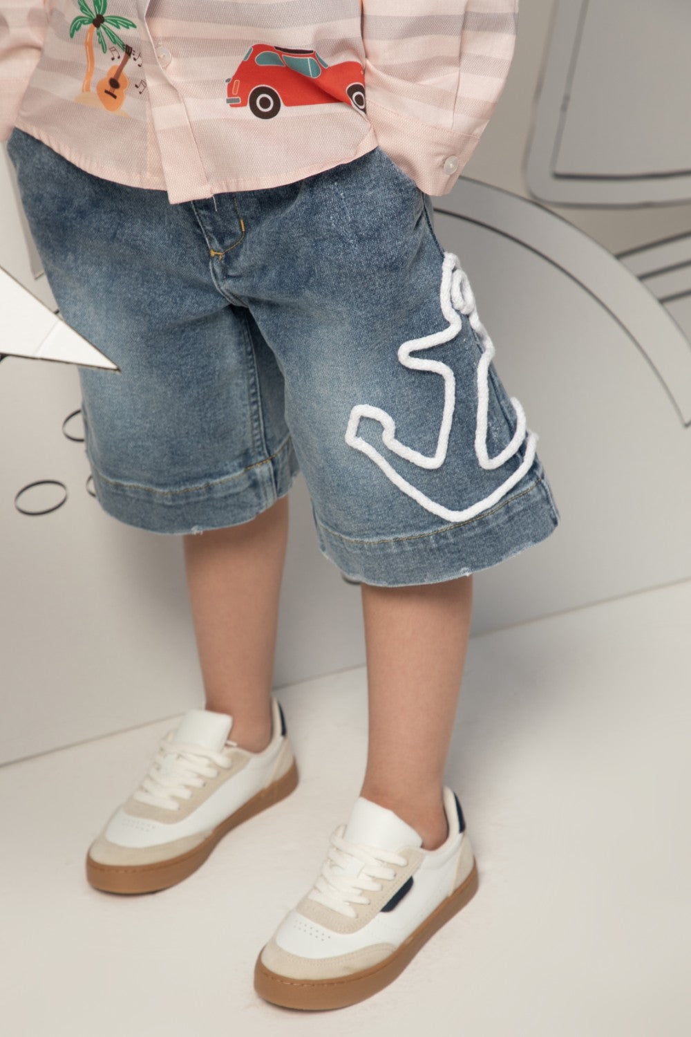 Denim shorts with with a relax fit and a bold white rope anchor