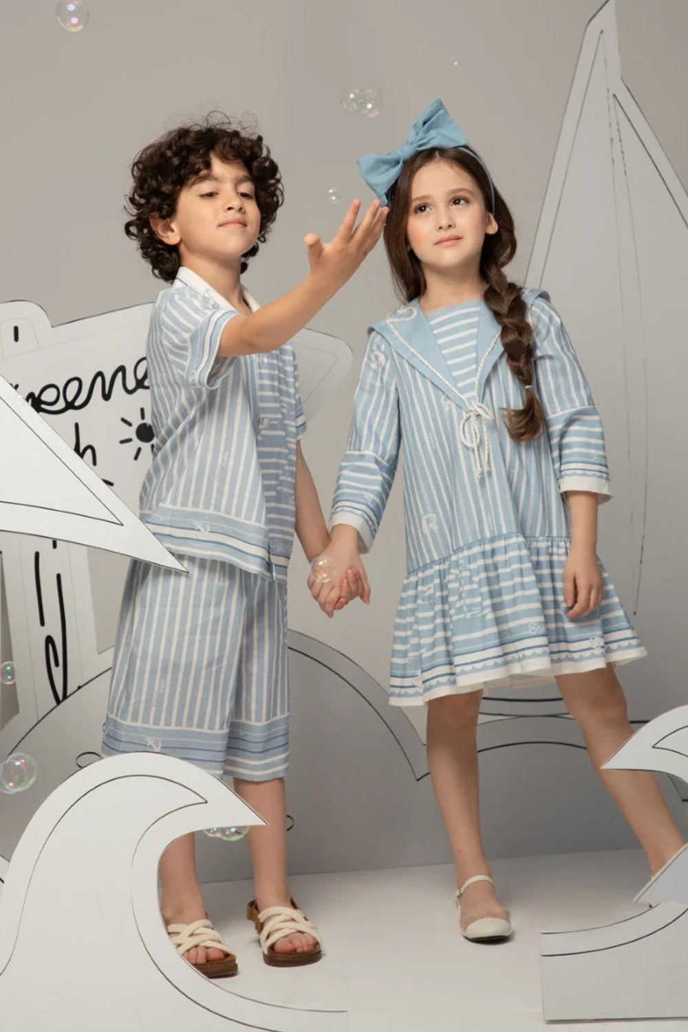 قميص كتان مخطط بياقة كلاسيكية وأكمام قصيرة