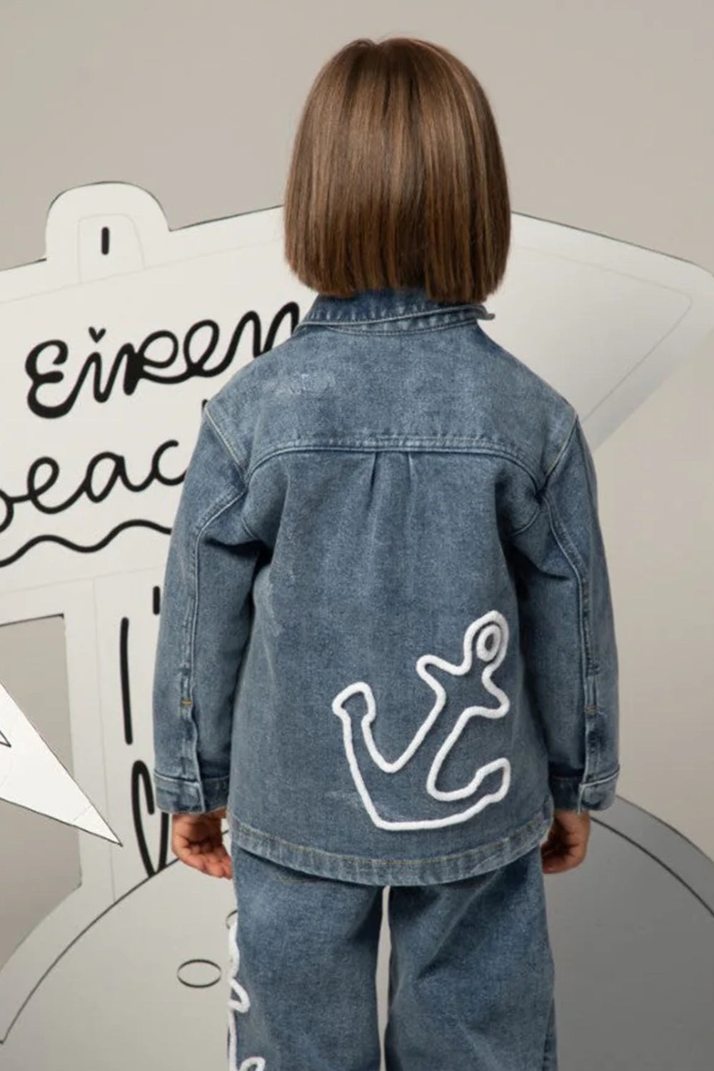 جاكيت جينز بياقة كلاسيكية، وجيوب بغطاء، ورقعة مطرزة ملونة في الأمام