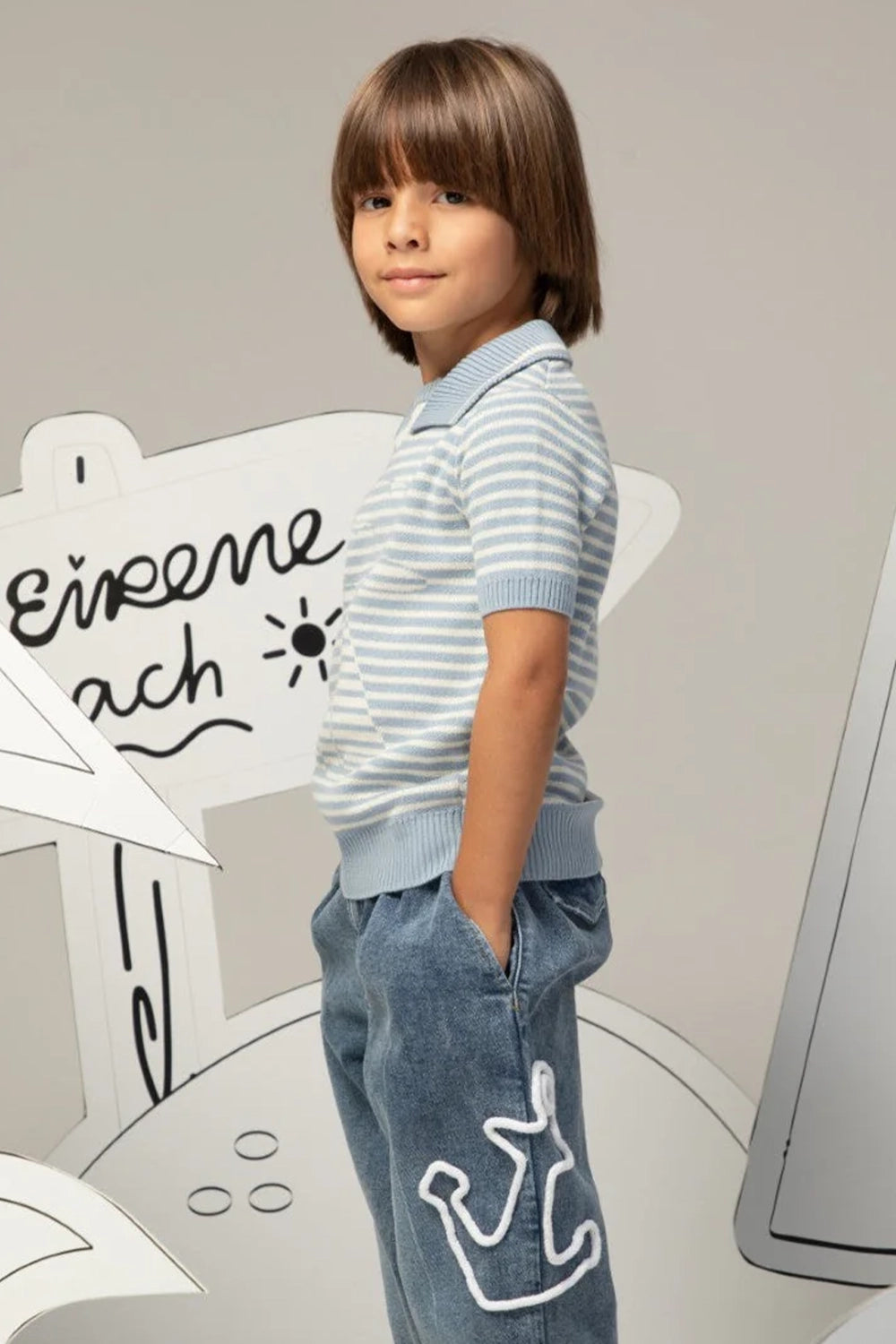 قميص محبوك مخطط باللونين الأزرق الفاتح والأبيض بياقة بحرية وأكمام قصيرة