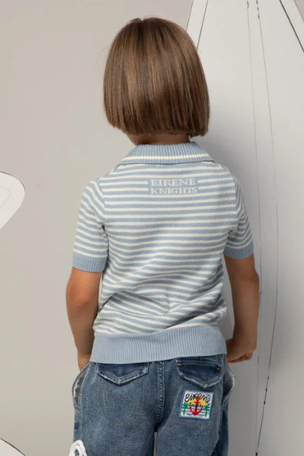 قميص محبوك مخطط باللونين الأزرق الفاتح والأبيض بياقة بحرية وأكمام قصيرة