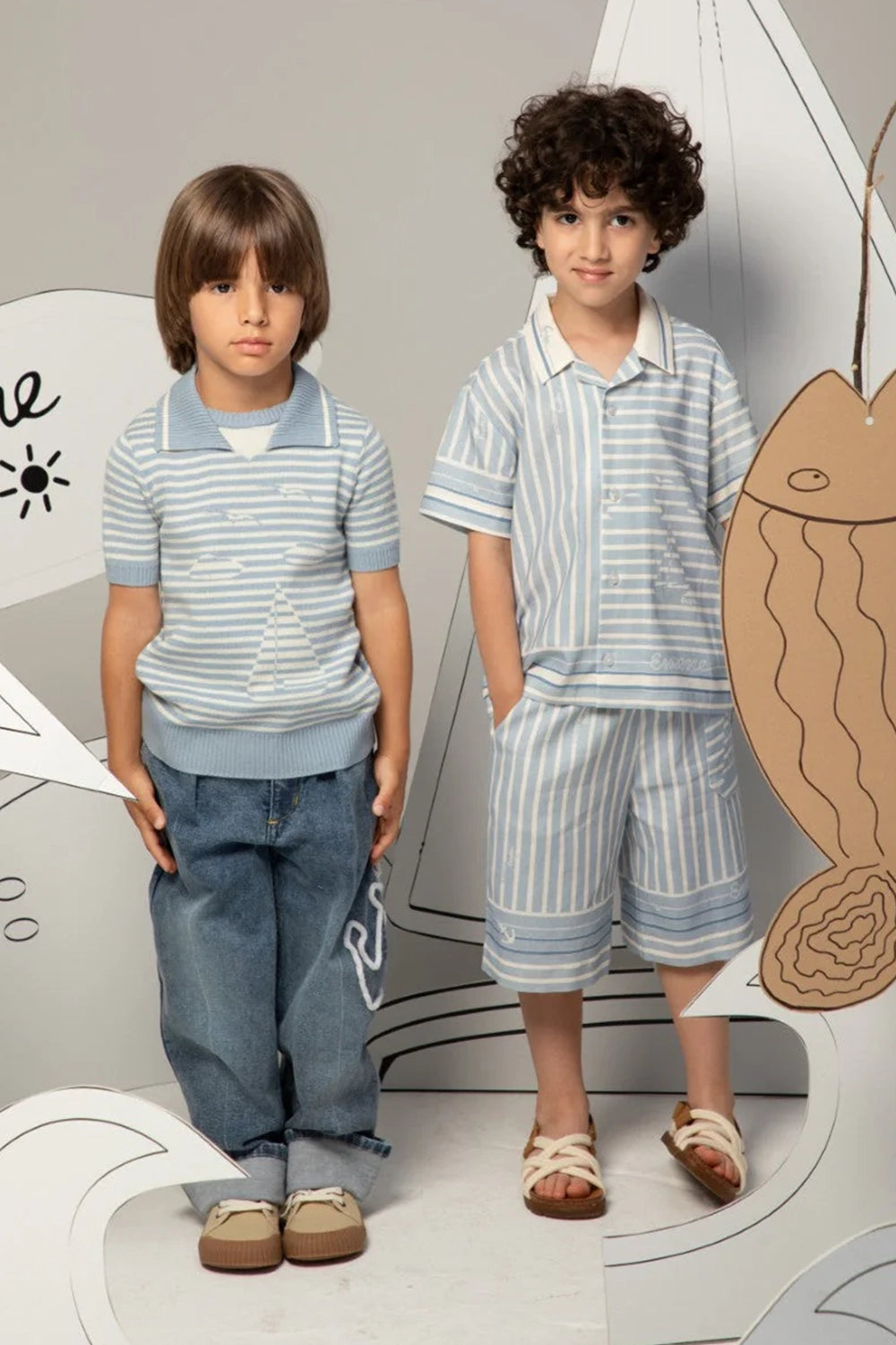 قميص محبوك مخطط باللونين الأزرق الفاتح والأبيض بياقة بحرية وأكمام قصيرة