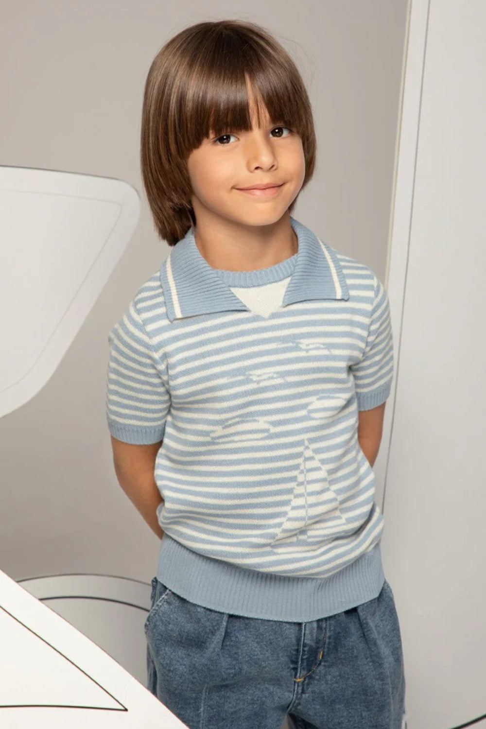 قميص محبوك مخطط باللونين الأزرق الفاتح والأبيض بياقة بحرية وأكمام قصيرة