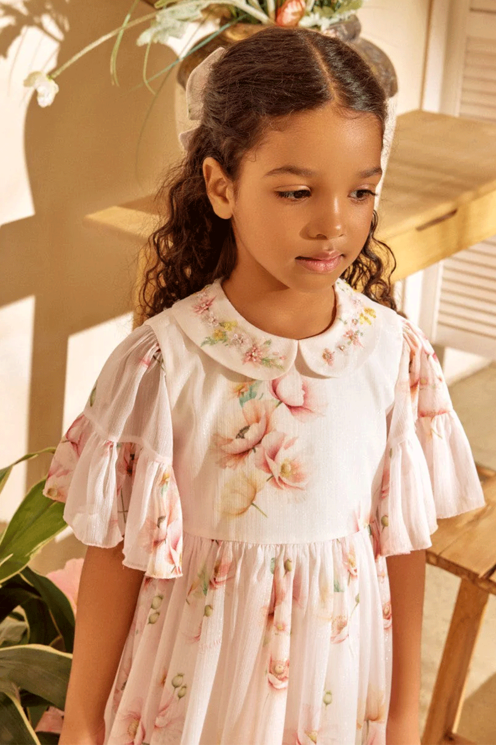 فستان شيفون لامع مزين بالزهور، بأكمام واسعة وحافة مكشكشة وياقة بيتر بان مطرزة يدويًا